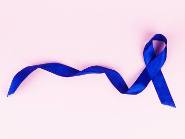 Pembe arka planda mavi kurdele, üst manzara. Kanser farkındalığı.