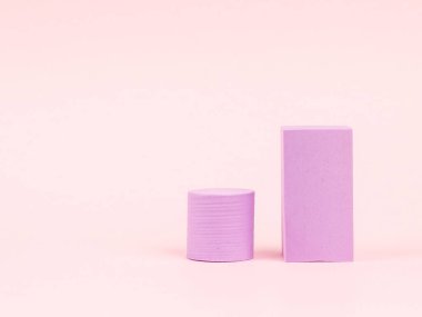 Pembe bloklar yığını. Geometrik şekiller hala yaşam bileşimi. Platonik figürler, basitlik konsepti fotoğrafçılığı. Pembe dikdörtgenler ve silindirler