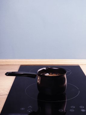 Cezve 'de modern indüksiyon fırınında kahve demlenir..