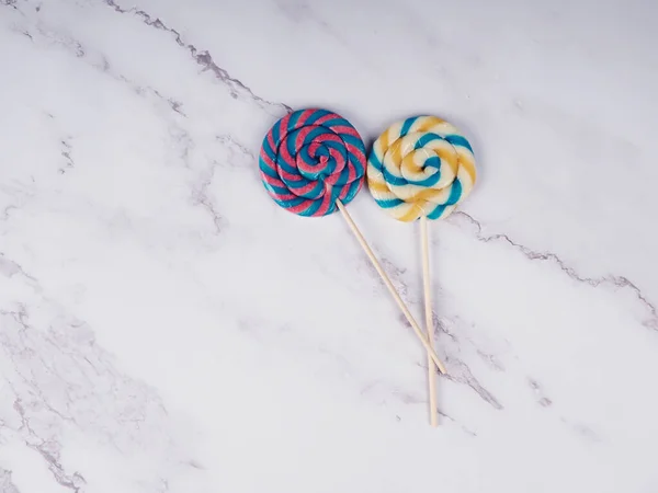 Сверкающие красочные конфеты леденец с приятной цветовой комбинацией. — стоковое фото