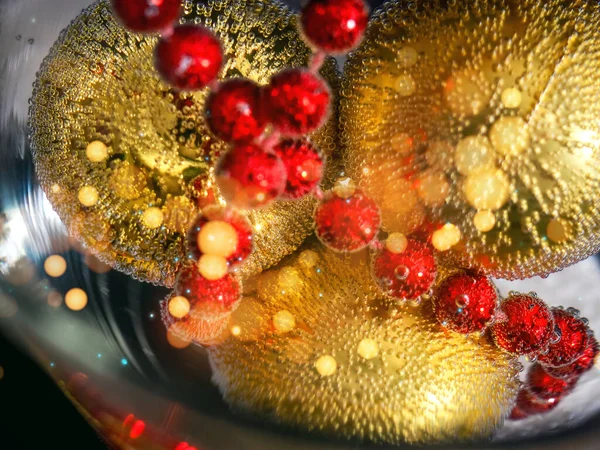 Vánoční míč ve vodě s bublinami, vánoční přání koncept — Stock fotografie