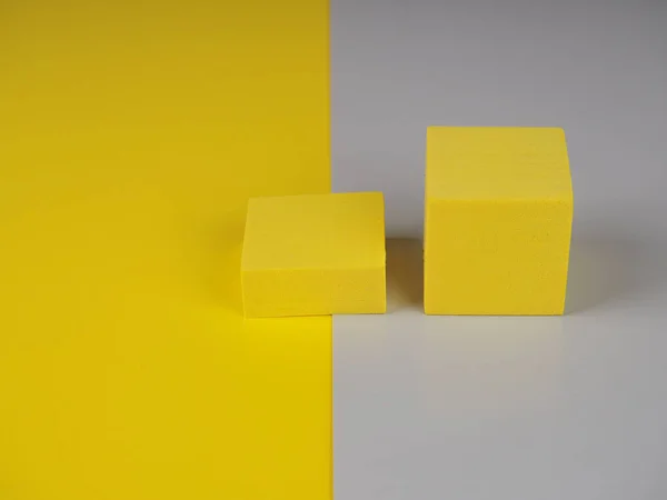 Βάθρο τετράγωνα σκιές σε ένα κίτρινο και γκρι φόντο — Φωτογραφία Αρχείου