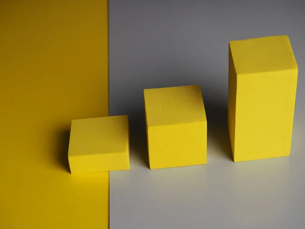 Βάθρο τετράγωνα σκιές σε ένα κίτρινο και γκρι φόντο — Φωτογραφία Αρχείου