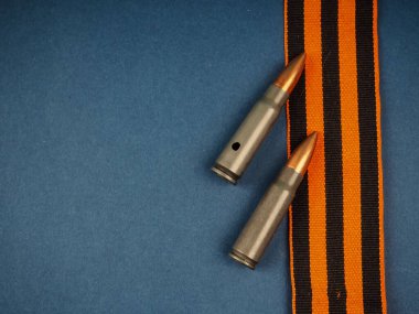 Zafer Günü natürmort, mavi arka planda Aziz Georges kurdelesi, kartpostal, yazı için yer, zafer günü 9 Mayıs