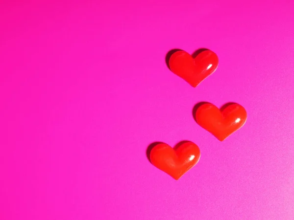 Alla hjärtans dag koncept, silver och rött hjärta på rosa bakgrund, gratulationskort — Stockfoto