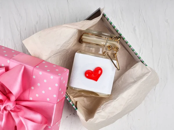 Pudełko z kosmetykami na temat Walentynki, urodziny i ślub — Zdjęcie stockowe