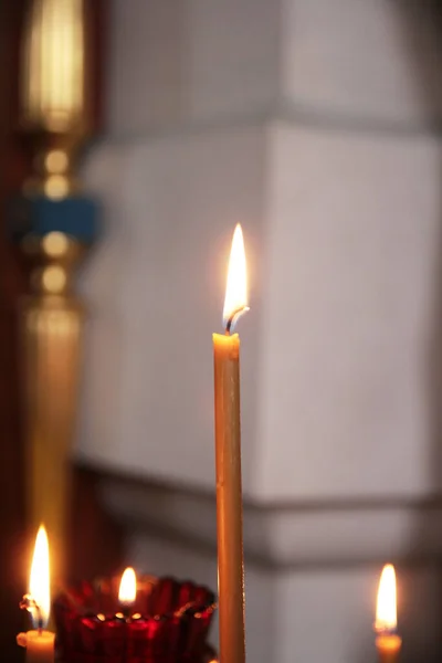 ईसाई धर्म के रूढ़िवादी चर्च प्रतीक में एक जलती हुई मोमबत्ती — स्टॉक फ़ोटो, इमेज