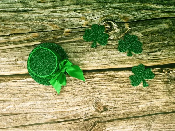 Cappello verde con monete d'oro e trifoglio sul tavolo di legno, concetto giorno st patricks — Foto Stock