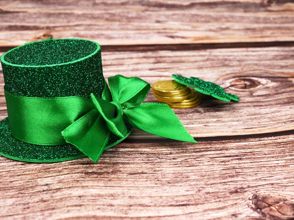 Cappello verde con monete d'oro e trifoglio sul tavolo di legno, concetto giorno st patricks — Foto Stock