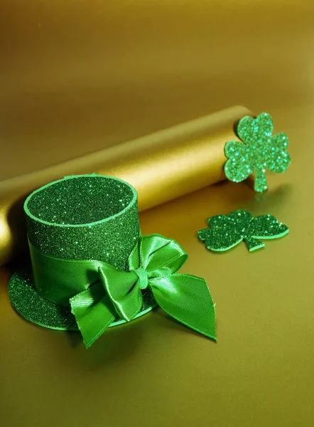 Cappello verde con monete d'oro e trifoglio sul tavolo d'oro, giorno st patricks concetto — Foto Stock