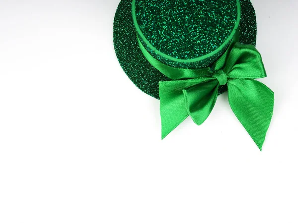 Grüne Kleeblätter oder Shamrocks, grüner Hut isoliert auf weißem Hintergrund. St. Patricks Day Ferienkonzept. Frühlingshintergrund. — Stockfoto