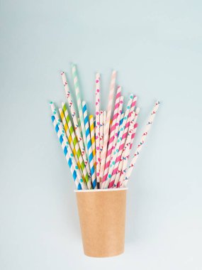 Bardakta birkaç renkli kokteyl tüpü var..