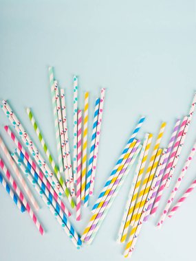 Birçok renkli tüp mavi bir arka planda rastgele olarak.