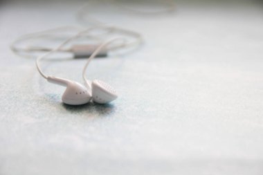 Mavi Arkaplanda Beyaz Kulaklıklar, Kulaklık, Aksesuar