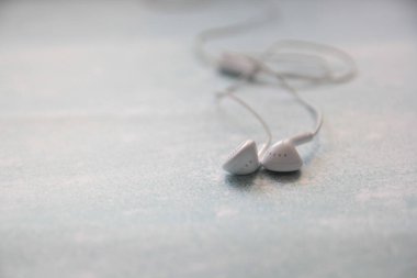 Mavi Arkaplanda Beyaz Kulaklıklar, Kulaklık, Aksesuar