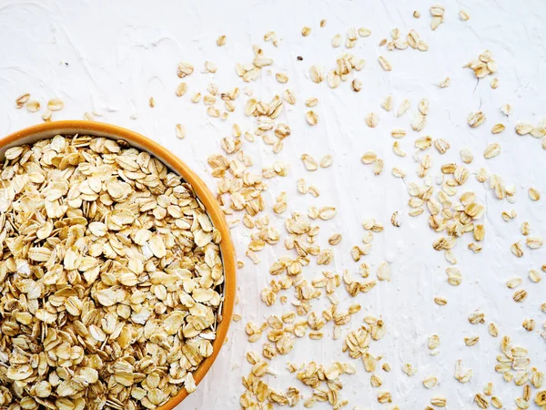 Tallrik Torr Havregryn Vit Strukturerad Bakgrund Ovanifrån Sund Frukost — Stockfoto