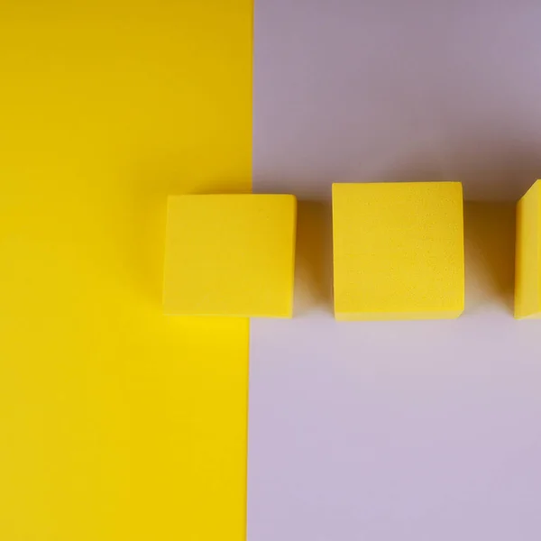 グレーと黄色の背景に3つの黄色の正方形 パントンの色 — ストック写真