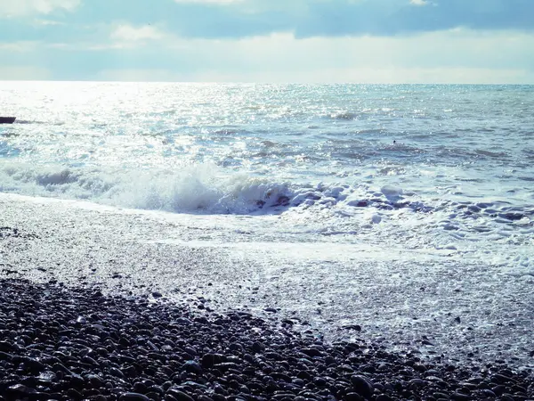 Zomer zeegezicht, zee en golven, heldere blauwe lucht, stenen strand — Stockfoto