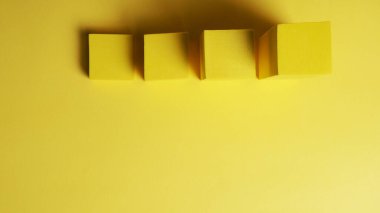 Sarı arkaplan üzerinde soyut kareler, gölgeler, üst görünüm, geometrik şekiller gösterim için.