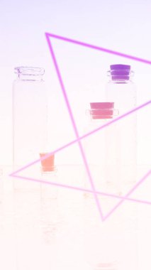 Birkaç şeffaf şişe, su spreyleri. boş cam şişeler