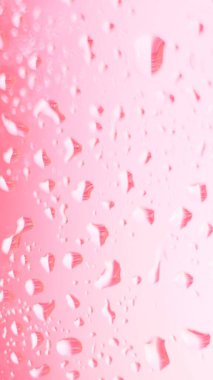 Renkli camlara su damlasına odaklan. Renkli pencere camlarına mavi ve pembe renkte su damlasına odaklan.