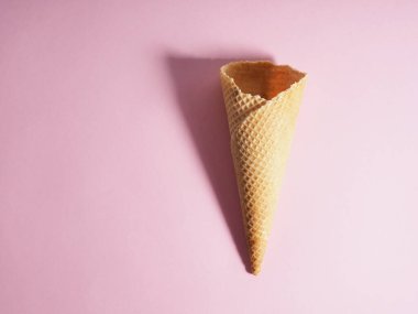 Boş gözleme fincanı, pembe arka planda koni..