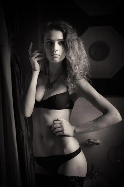 Sexig kvinna i erotiska underkläder på barhrooom — Stockfoto