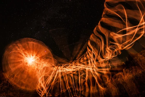 Fuego neón abstracto freezelight en la noche — Foto de Stock
