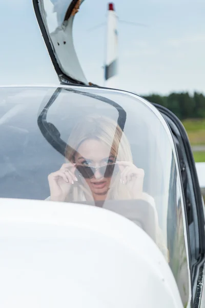 A mulher no avião — Fotografia de Stock