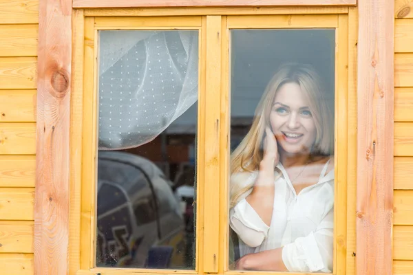 Frau im Fenster — Stockfoto