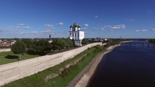 Pskov Kremlin havadan görünümü — Stok video