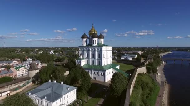 Pskov Kreml sett fra luften – stockvideo