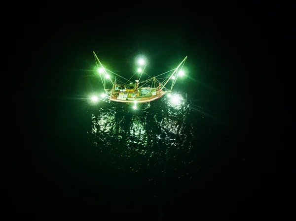 Tailandia barco tradicional de pesca nocturna en el mar — Foto de Stock