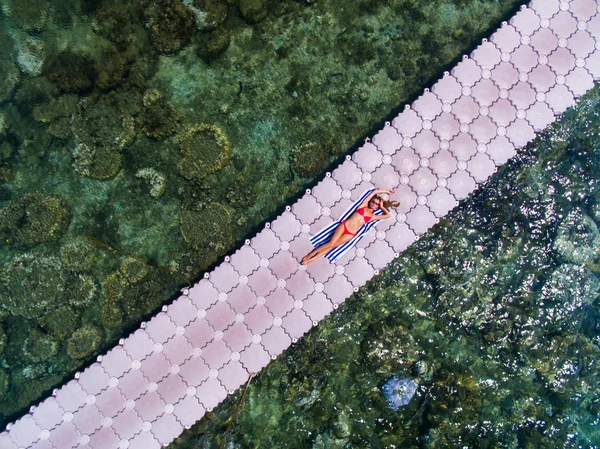 Femme sur pont ponton vue aérienne — Photo