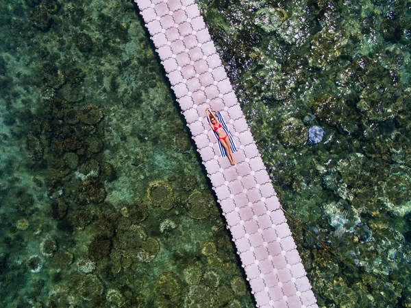 Žena na letecký pohled na pontonový most — Stock fotografie