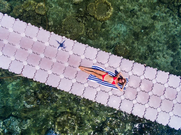 Femme sur pont ponton vue aérienne — Photo