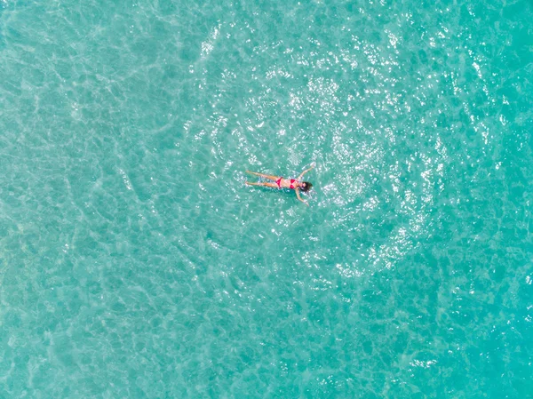 La mujer en la superficie del agua turquesa — Foto de Stock