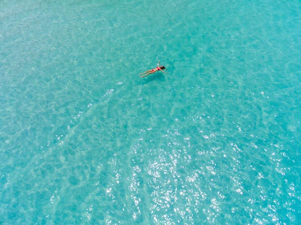 La mujer en la superficie del agua turquesa — Foto de Stock