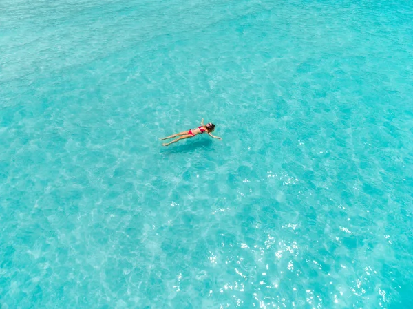 La femme à la surface de l'eau turquoise — Photo