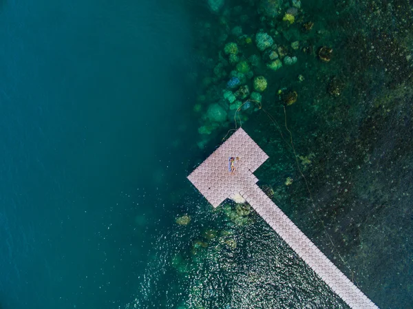 Žena na letecký pohled na pontonový most — Stock fotografie