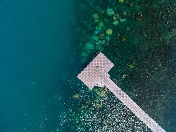 Žena na letecký pohled na pontonový most — Stock fotografie