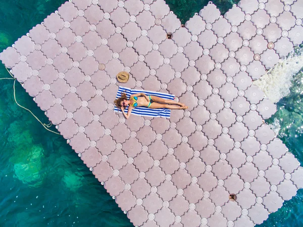 Femme sur pont ponton vue aérienne — Photo