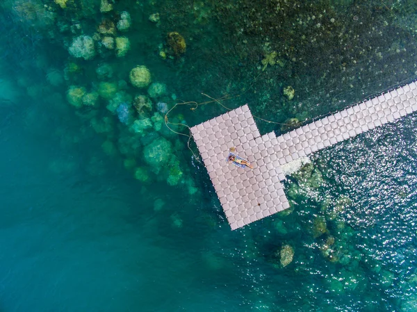 Mulher na ponte pontão vista aérea — Fotografia de Stock