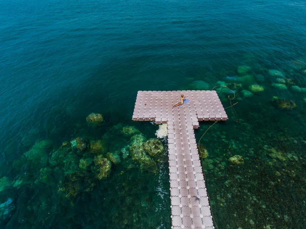 Frau auf Pontonbrücke aus der Luft — Stockfoto