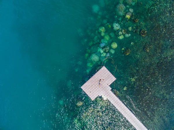 Žena na letecký pohled na pontonový most — Stock fotografie