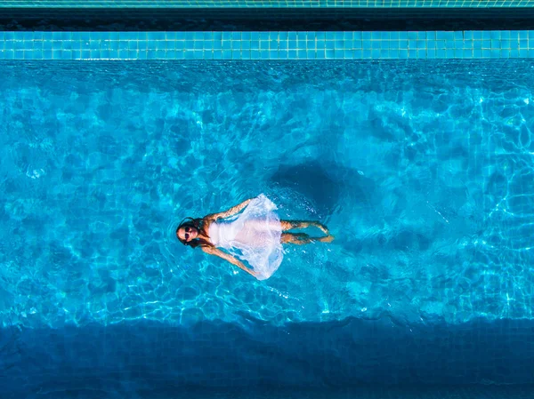 Modèle En piscine vue aérienne — Photo