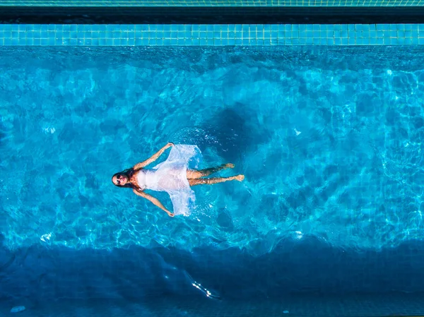 Modèle En piscine vue aérienne — Photo