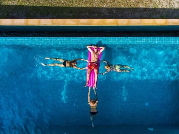 Les gars s'amusent à la piscine — Photo