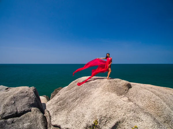 Femme sur le rocher en robe de vol rouge — Photo