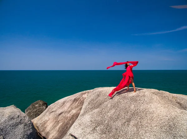 Femme sur le rocher en robe de vol rouge — Photo